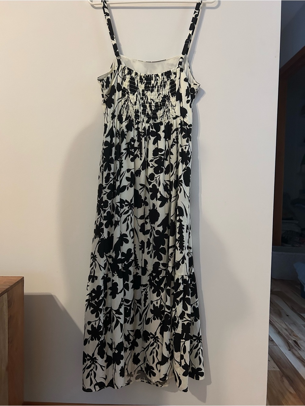 Evereve ‘Florence’ Black and Cream Floral Cotton Poplin Midi Dress with Pockets - Picture 7 of 8